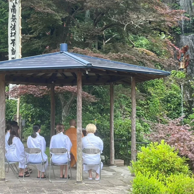 本日は令和7年前期滝行会の最終日でした。
6名の行者が滝行を勤修いたしました。

みなさま色々な思いを胸に滝行をされておりました。
この経験を今日からの人生に活かしていただければと思います。

"六根清浄"

本日をもって今年度の前期滝行会の受付を終了いたします。また秋(10月頃)に様子を見て短期間ではありますが滝行の受付をする予定です。
またホームページやSNSでお知らせいたします。ご希望の方はしばらくお待ちください。

春は滝行を通じてたくさんのご縁をいただきました。
ありがとうございました。
またお気軽にご参拝ください。

　　　　　　　　　　　　　　　　　　　合掌

#不動閣#不動院#波切不動明王#不動明王#天台宗#寺院#仏教#滝#滝行#不動の滝#池#護摩祈祷#護摩#六根清浄#心願成就#岐阜市#岐阜#岐阜市日野#池#境内#自然#御朱印#神仏の加護#パワースポット#金華山麓#白龍大明神#御祈祷